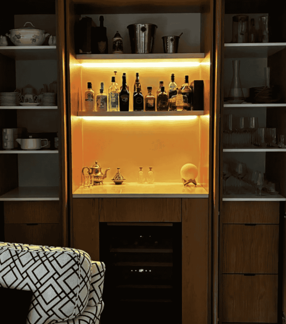 Estante em carvalho envernizado com led e portas retráteis